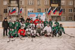 Двадцать третьего февраля на хоккейной коробке в районе Красного Камня состоялся турнир по хоккею с шайбой «Правнуки Победы»