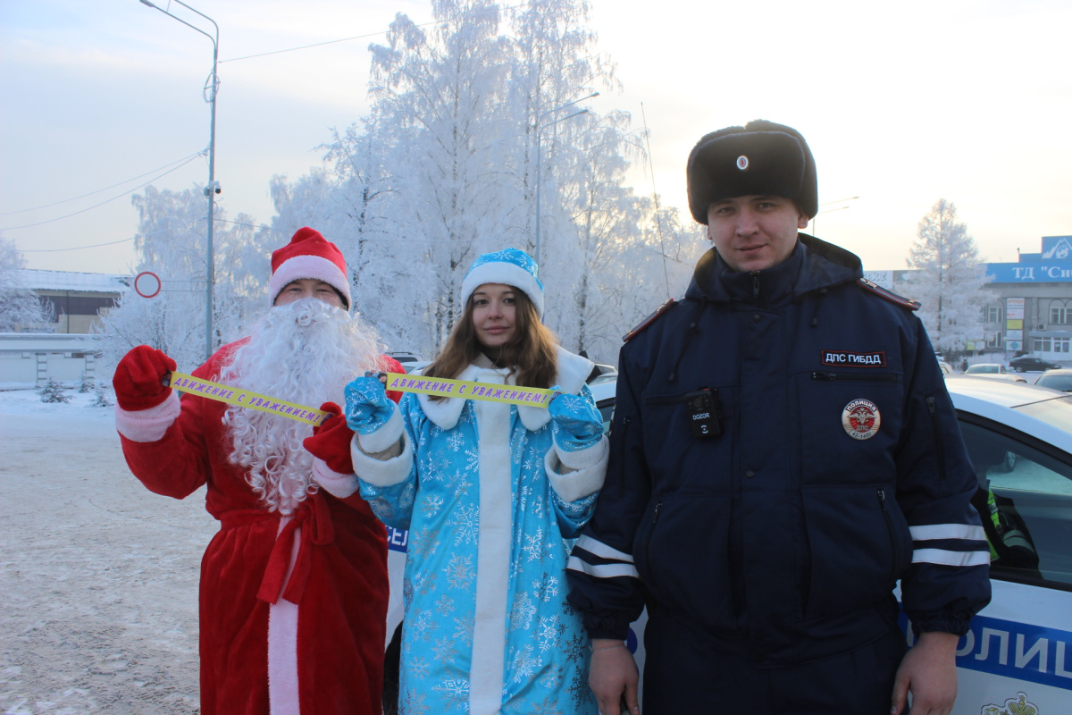 В Киселевске полицейские Дед Мороз и Снегурочка совместно с сотрудниками  Госавтоинспекции поздравили с наступающим Новым годом водителей |  26.12.2023 | Киселёвск - БезФормата