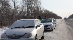На автодороге «Кемерово – Новокузнецк» сотрудники ГИБДД помогли автомобилисту, чье транспортное средство сломалось