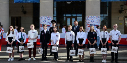 В Кемерове в День России и День города первые паспорта получили 10 одаренных школьников