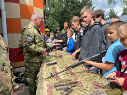 Представители организации «Боевое братство» посетили загородный лагерь «Огонек»