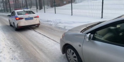 В Прокопьевске полицейские оказали помощь водителю застрявшего в снегу автомобиля (ВИДЕО)