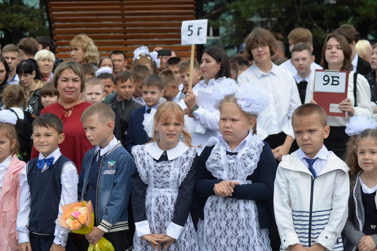 В Киселёвске первого сентября за школьные парты сели 11363 обучающихся |  05.09.2023 | Киселёвск - БезФормата