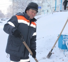 Будем вместе до весны! Дворник из Киселевска - о работе в морозы, сугробах и измерении времени