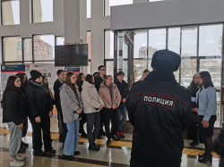 На железнодорожном вокзале станции Ачинск-1 транспортные полицейские провели встречу со студентами колледжа отраслевых технологий и бизнеса