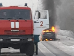 В Прокопьевске автомобиль загорелся из-за одеяла