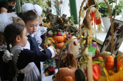 В школе № 16 Киселевска для ветеранов педагогического труда организовали выставку «Осенние фантазии»