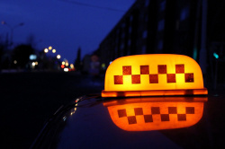 В Новокузнецке суд огласил приговор рецидивисту, угнавшему такси по дороге из ночного клуба