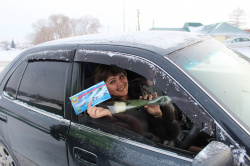 Сотрудники ГИБДД Прокопьевска ﻿приняли участие в акции "Женщинам водителям - улыбки и цветы!" (ФОТО)