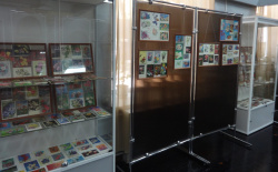 В киселевском краеведческом музее открылась выставка коллекции филокартии «Флористика в филокартии»