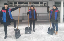 Отряд «Снеговик» убирает улицы Киселевска от снега