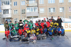 Хоккейный турнир, просвещённый закрытию зимнего спортивного сезона состоялся в субботу, 9 марта на хоккейной коробке в районе Красный камень