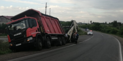 Новокузнецкие полицейские пришли на помощь водителю, чей грузовик оказался в кювете