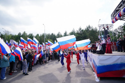 В Кузбассе прошел музыкальный флешмоб — три тысячи человек спели патриотическую песню в рамках фестиваля «ПесниZaРодину»