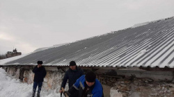 На Алтае четыре человека погибли при падении снега с крыши (ВИДЕО) 