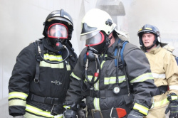 В Новокузнецке огнеборцы спасли на пожаре более 20 человек