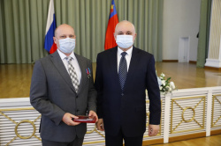Сергей Цивилев наградил лучших работников химической промышленности региона