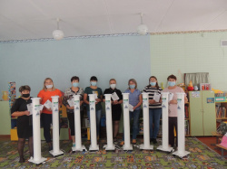 Школа № 33 г. Киселевска получила от компании АО «Стройсервис» бактерицидный рециркулятор