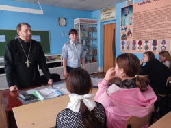 В Киселевске транспортные полицейские совместно с представителями духовенства провели для школьников урок патриотизма и нравственности