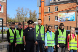 В Киселевске сотрудники госавтоинспекции совместно с инспекторами ПДН и волонтерами провели профилактический рейд