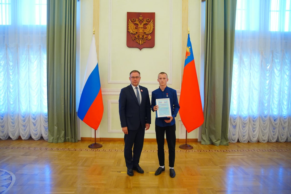 Илья Середюк наградил девятиклассника из Яшкинского округа за героизм Илья Середюк наградил девятиклассника из Яшкинского округа за героизм