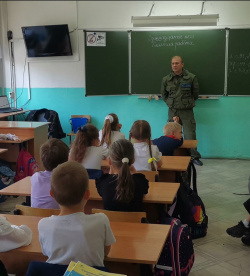 Волонтёры поисково-спасательной группы "След-Кузбасс" рассказали учащимся школы № 14 Киселевска о правилах поведения в экстремальных ситуациях