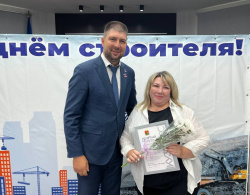  Глава города вручил заслуженные награды представителям строительных организаций 