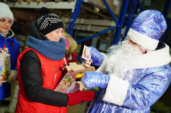 Жители Кузбасса отправили 15 тысяч подарков для всех детей Горловки