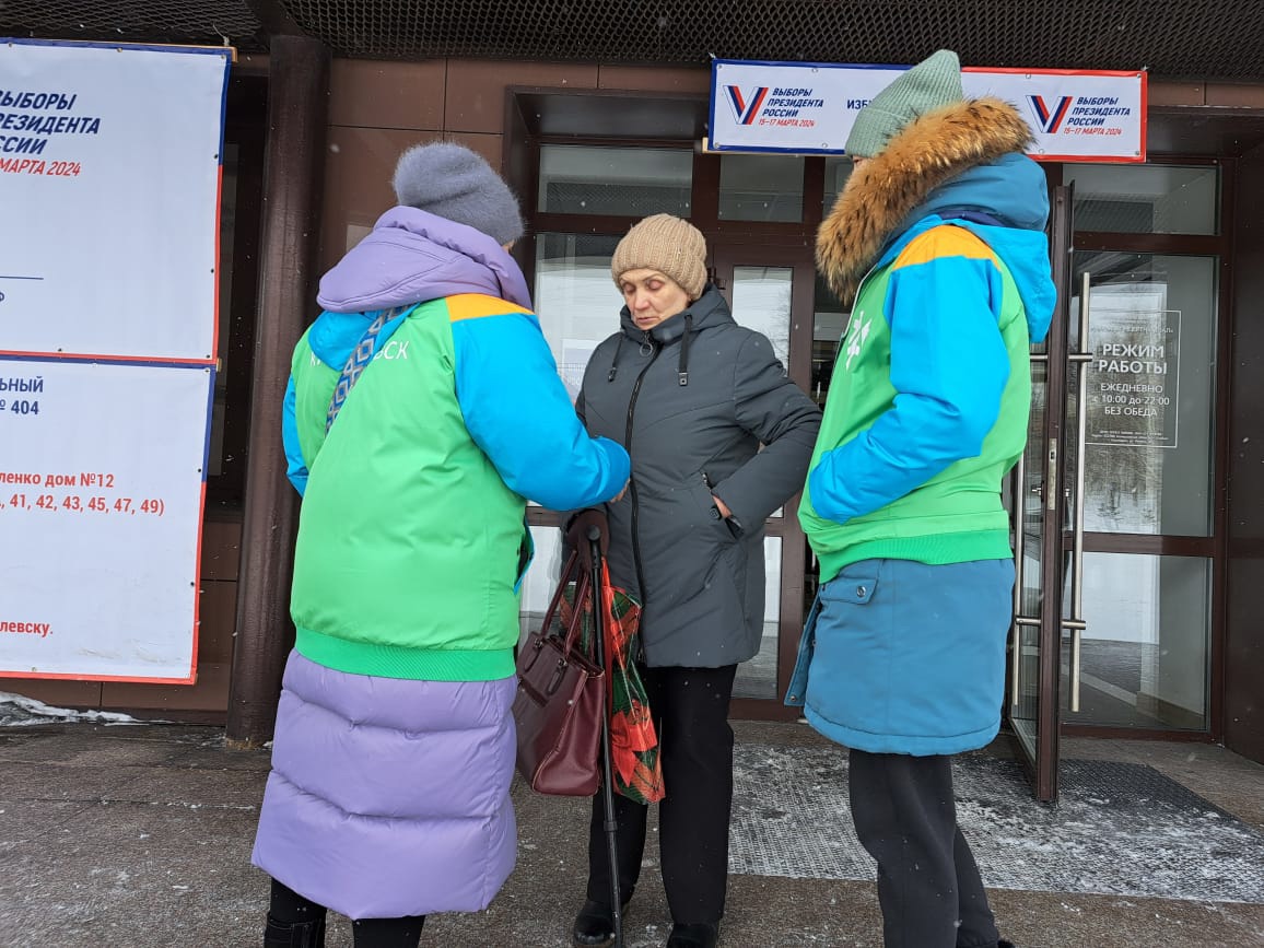 Волонтеры культуры помогали людям проголосовать за определенный проект