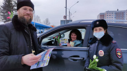 ﻿В Кемеровской области сотрудники полиции вручили «Цветы для автоледи»
