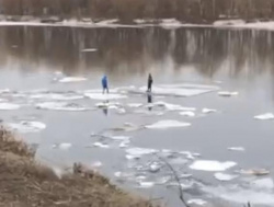 В Новокузнецке два школьники оказались на льдине посреди реки