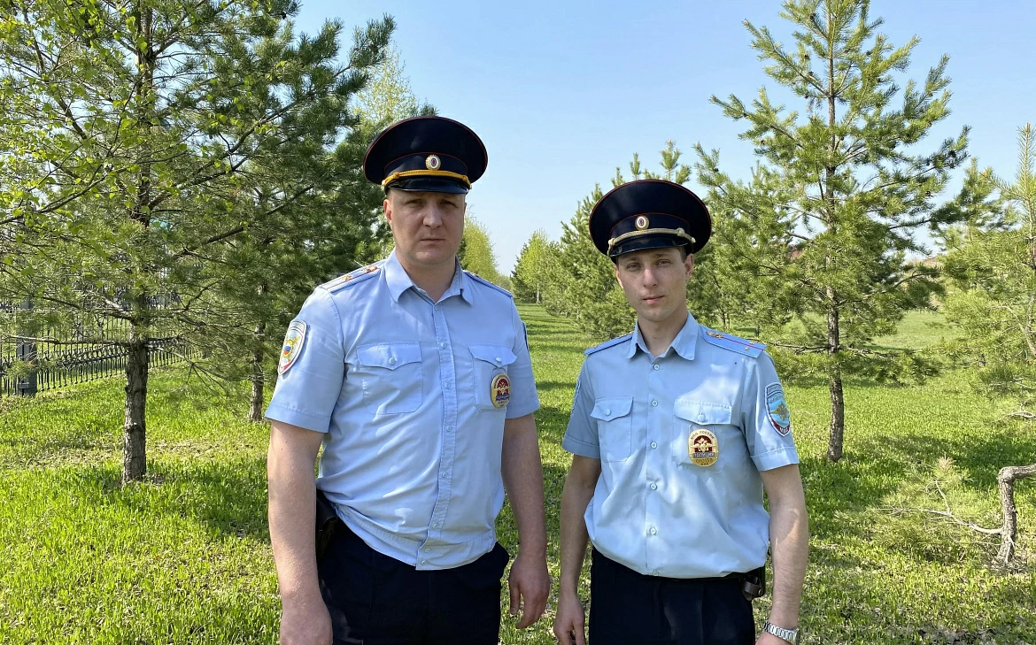 Участковые уполномоченные полиции Киселевска Егор Шелякин и Иван Гуленец спасли женщину, упавшую в колодец с водой