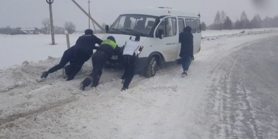 В Новокузнецком районе полицейские помогли вытянуть из сугроба застрявшую «ГАЗель» с туристами из Новосибирска (ВИДЕО)