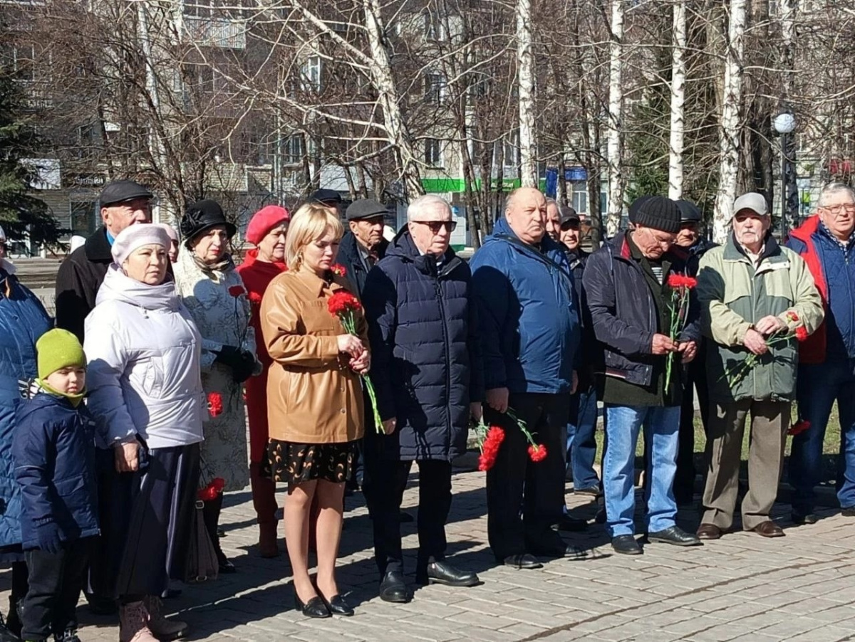 Киселевчане возложили цветы к мемориалу памяти пострадавшим от радиации |  30.04.2024 | Киселёвск - БезФормата