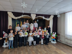 В Киселевске полицейский Дед Мороз навестил с гостинцами ребят из детского дома "Радуга"