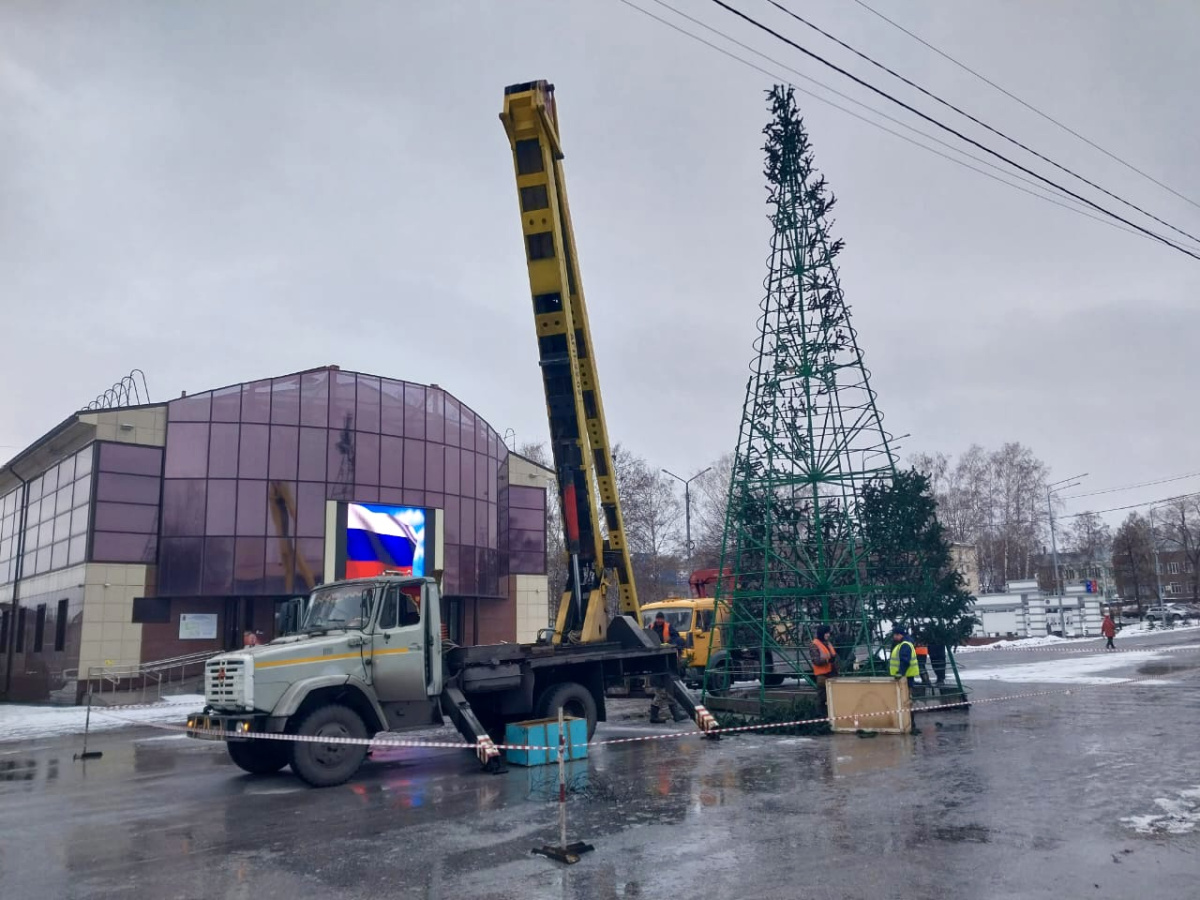 Главная елка города уже на своем месте