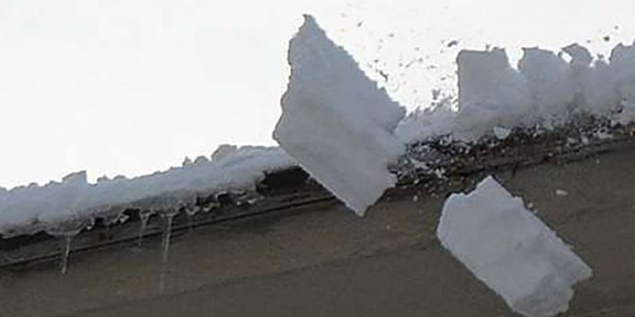 Льдины разбитые. Лёд на улице кусочками. Ребенку упал снег. Ребенку упал снег. Глыба льда на крыше.