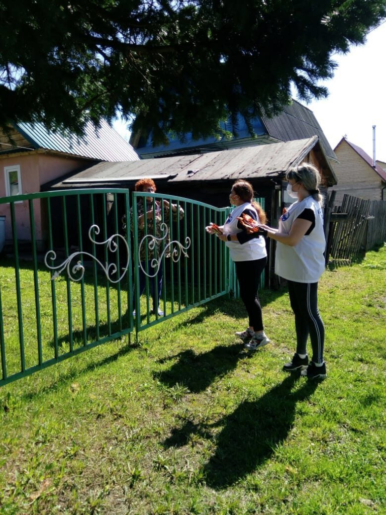 садовое хозяйство. дачники и садоводы. дачные участки россиян. дачник на огороде. среди дачников в поселке есть те.