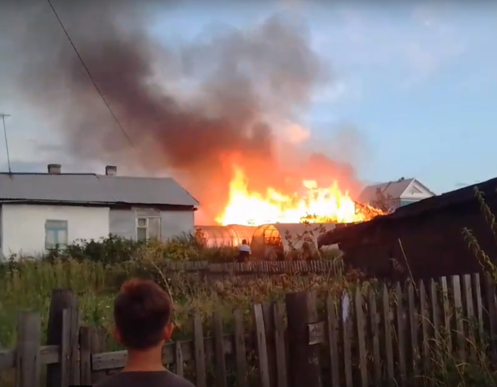 13 августа огнеборцы выезжали на пожар по ул. Донская в Киселевске |  14.08.2020 | Киселёвск - БезФормата