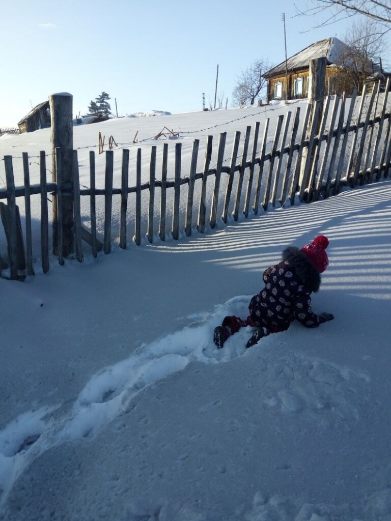 Киселевчане жалуются на слой черной пыли на подоконниках и на черный снег  во дворах домов (ФОТО)