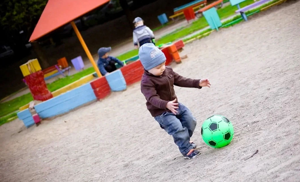 Игра в мяч 2 лет. Площадка для игры в мяч. Игры на детской площадке. Дети во дворе. Площадки с детьми с мячиком.