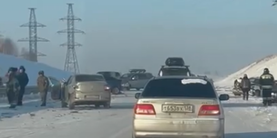 В Кузбассе на трассе столкнулись 7 автомобилей (ВИДЕО)