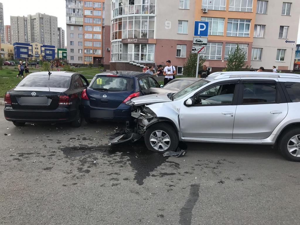 В Кузбассе женщина-водитель пострадала в ДТП с участием 5 автомобилей