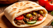 Запекаю арабскую лепешку с начинкой — и через 10 минут на столе хрустящая пита с тягучей начинкой