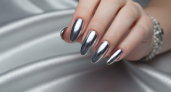 Серебряный металлический френч: как классика маникюра стала хитом лета 2026