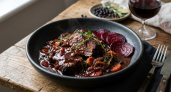 Тушу мясо в свекле и сметане на французский манер: оригинальный рецепт вкуснятины — и как рагу, и как подлива