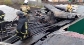 В Кемеровской области пожарные спасли пять человек из горящего дома