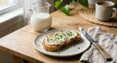 Наливаю молоко в банку и жду ночь, утром открываю: как приготовить сыр Филадельфия дома, который и вкуснее, и выгоднее покупного