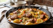 "Жаркое, как у бабушки" — сочное мясо и нежный картофель без лишних хлопот: домашние просят добавку
