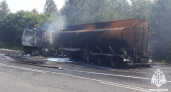 На трассе Р-255 в Кемеровской области вспыхнул бензовоз